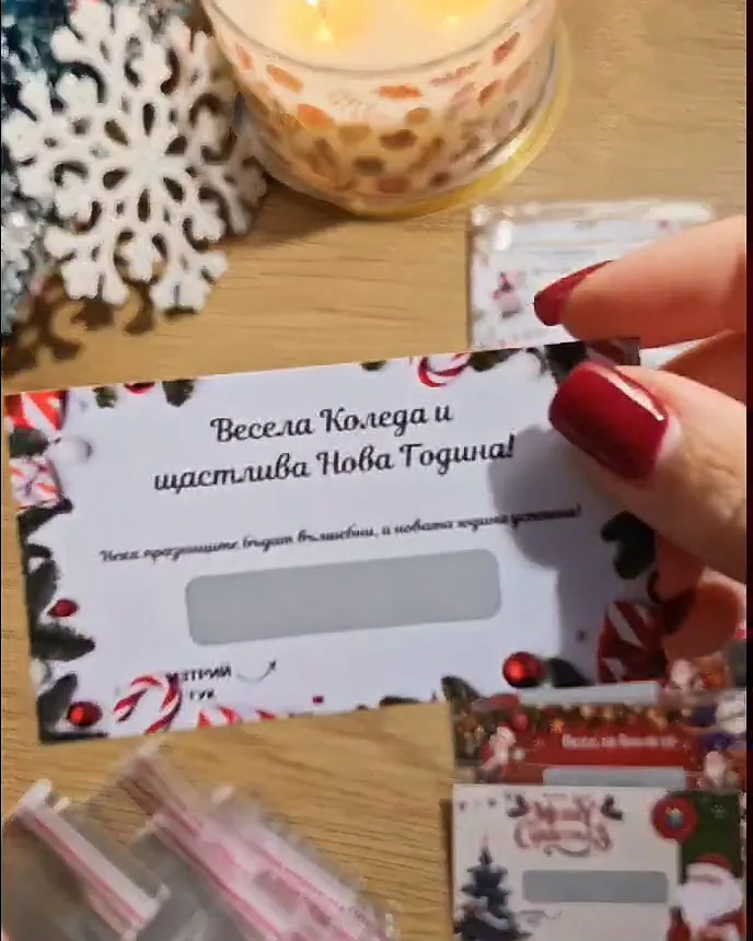 Коледна скреч картичка със сребърно поле, отблизо